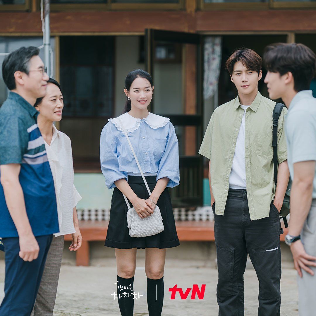 cuplikan episode 9 Hometown Cha Cha Cha saat Kim Seon Ho dan Lee Sang Yi bertemu dengan orangtua Shin Min Ah. 