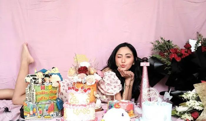 Rachel Vennya rebahan di antara kue ulang tahunnya yang ke-26/