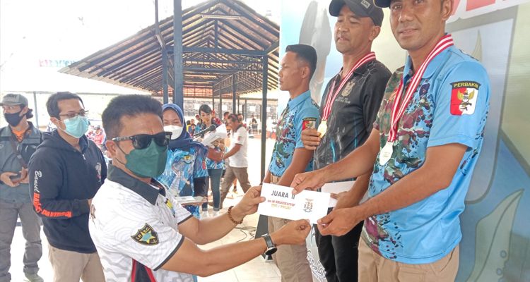 Bupati Bandung Dadang Supriatna menyerahkan hadiah untuk para juara menembak di Kabupaten Bandung, Minggu 26 September 2021