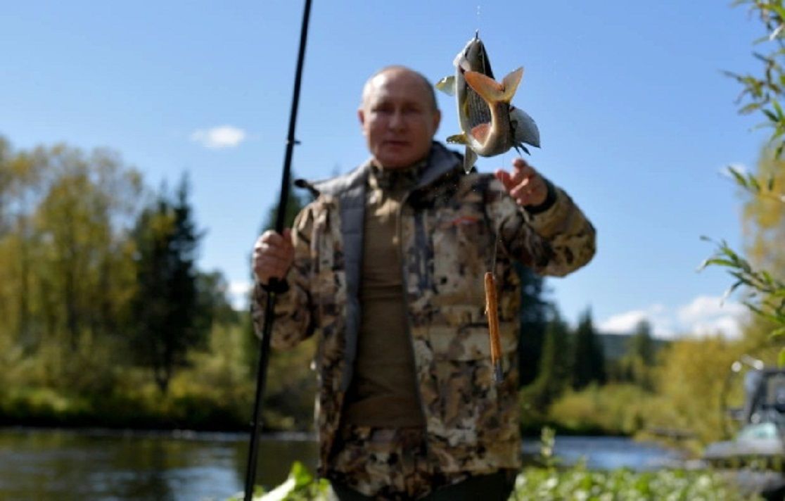  Presiden Rusia Vladimir Putin memancing selama liburan singkat di lokasi yang tidak diketahui di Siberia.  