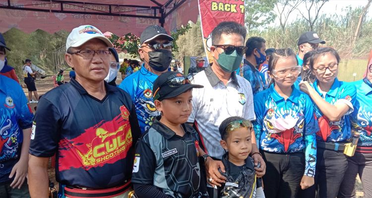 Bupati Bandung Dadang Supriatna bersama para atlet kejuaraan menembak kategori anak-anak dan remaja, Minggu 26 September 2021