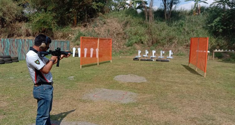 Bupati Bandung, Dadang Supriatna diminta menembak target dengan menggunakan senjata laras panjang oleh panita Kejuaraan Menembak 'Bupati Bandung Championship' di Lanud Sulaiman, Minggu 26 September 2021