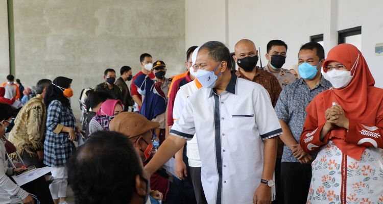  Wali Kota Bandung Oded M Danial mengecek langsung kegiatan vaksinasi Covid-19 massal yang diadakan DPD PKS Kota Bandung di Kiar Artha Park, Minggu 26 September 2021