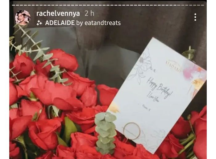 Ucapan cinta di bucket bunga dari Salim Nauderer untuk Rachel Vennya di ultahnya ke-26/