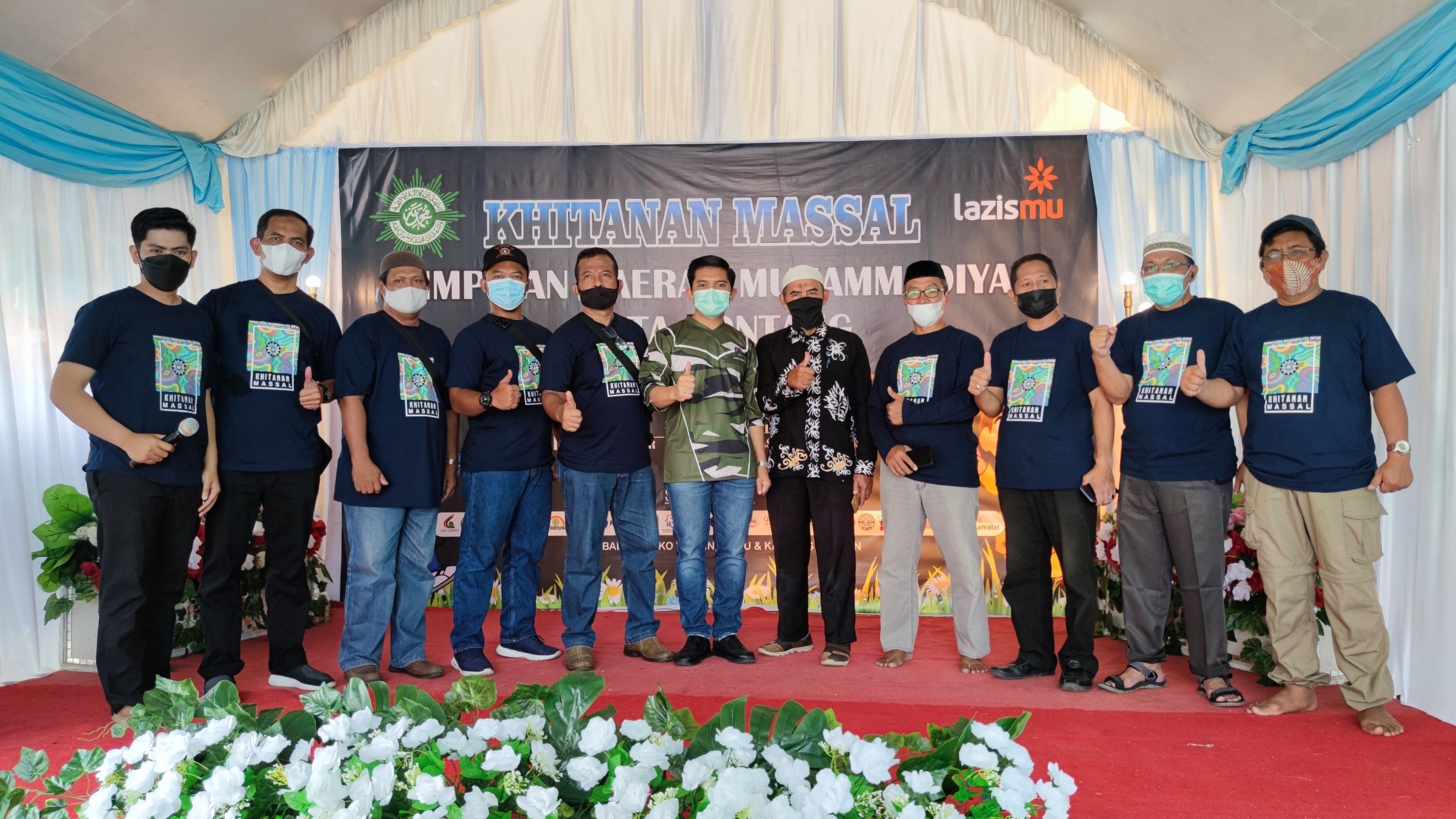 Panitia Khitanan Massal Muhammadiyah berfoto bersama Ketua DPRD Kota Bontang, Andi Faizal Sofyan Hasdam