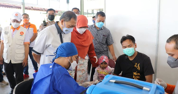 Situasi vaksinasi massal yang diadakan DPD PKS Kota Bandung di Kiara Artha Park, Minggu 26 September 2021