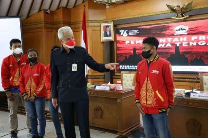 Gubernur Jateng Ganjar Pranowo undang 5 atlet kickboxing Jateng yang meraih Juara Umum di eksibisi PON XX Papua. / Hanief