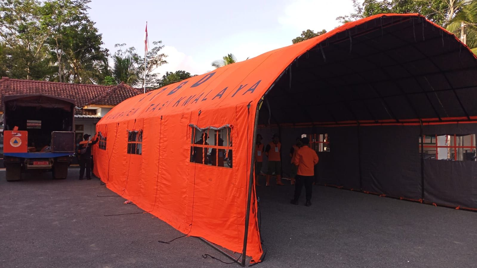 Usai mendapatkan materi terkait kebencanaan, peserta dilatih mendirikan tenda pleton.*