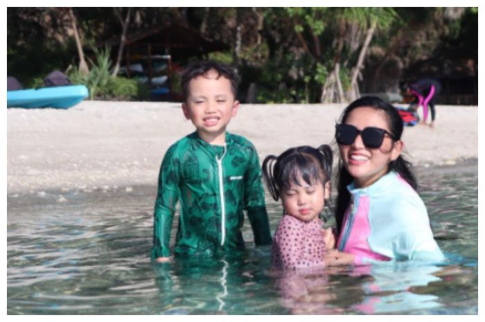 Rachel Vennya mengajak dua buah hatinya, Xabiru dan Chava untuk berlibut ke Pulau Moyo di Nusa Tenggara Barat.*
