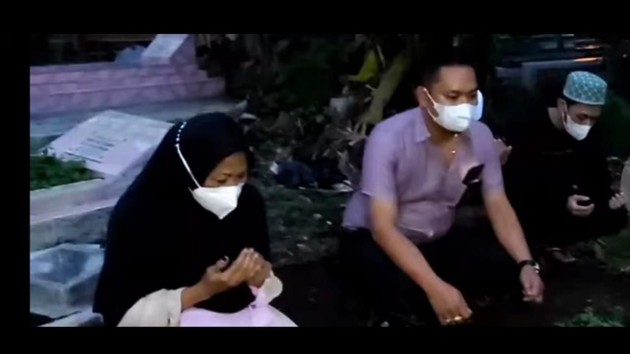 Mimin, istri muda yosef saat berziarah ke makam Bu Tuti Suhartini dan Amel Subang