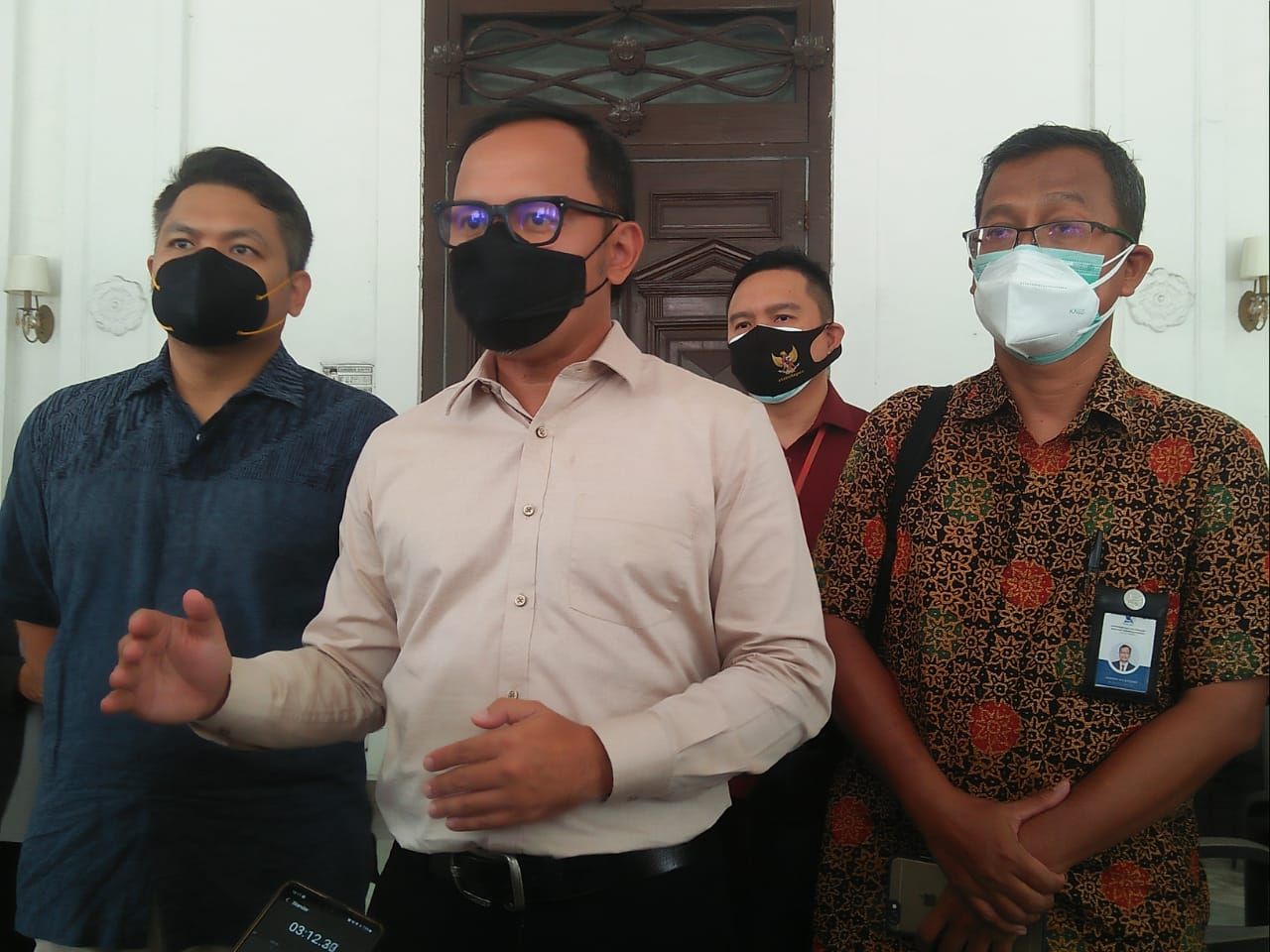 Wali Kota Bogor Bima Arya saat memberikan keterangan terkait Kebun Raya Bogor di Balai Kota, Selasa 28 September 2021