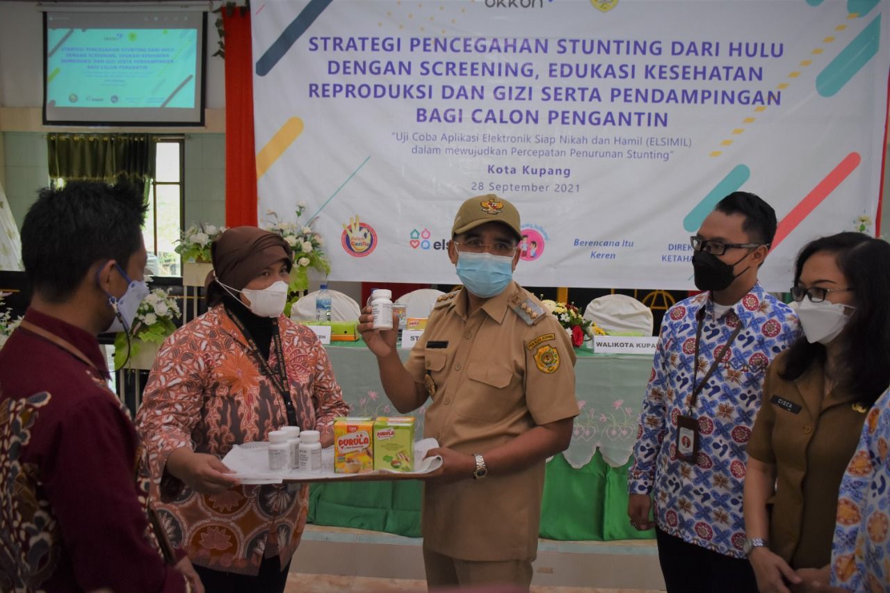 Tenaga Ahli Utama Kantor Staf Presiden, Dr. dr. Brian Sri Prahastuti menyerahkan secara simbolik multi mineral nutrient supplement dan pangan fungsional PURULA (flake tabur ekstrak daging dan rumput laut) kepada Wali Kota Kupang, Jefri Riwu Kore.