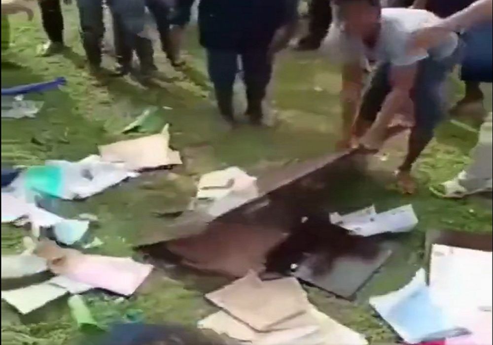 Tangkapan layar warga Aceh Barat Daya merusak meja milik tim vaksinator