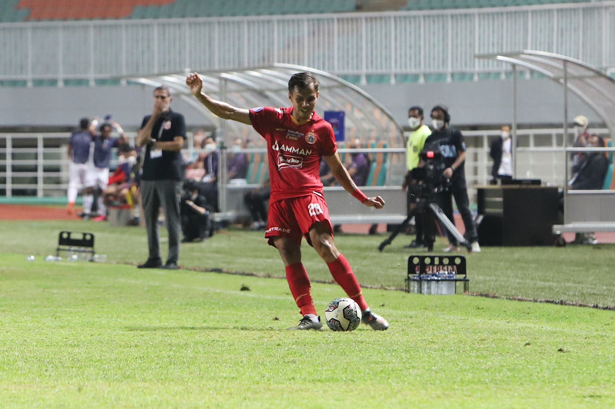 Aksi bek Persija, Rezaldi Hehanussa saat timnya bersua Persita dalam laga pekan kelima Liga 1 2021-2022 di Stadion Pakansari, Kabupaten Bogor, 28 September 2021.