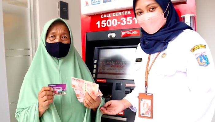 Ilustrasi: Bansos KJP Plus periode Maret hingga Rp450 ribu per siswa sudah cair ke rekening. Cek online pakai NIK di kjp.jakarta.go.id.