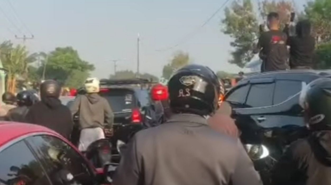 Tangkapan Layar Video Aksi Balap Liar Karawang Tutup Akses Jalan Utama
