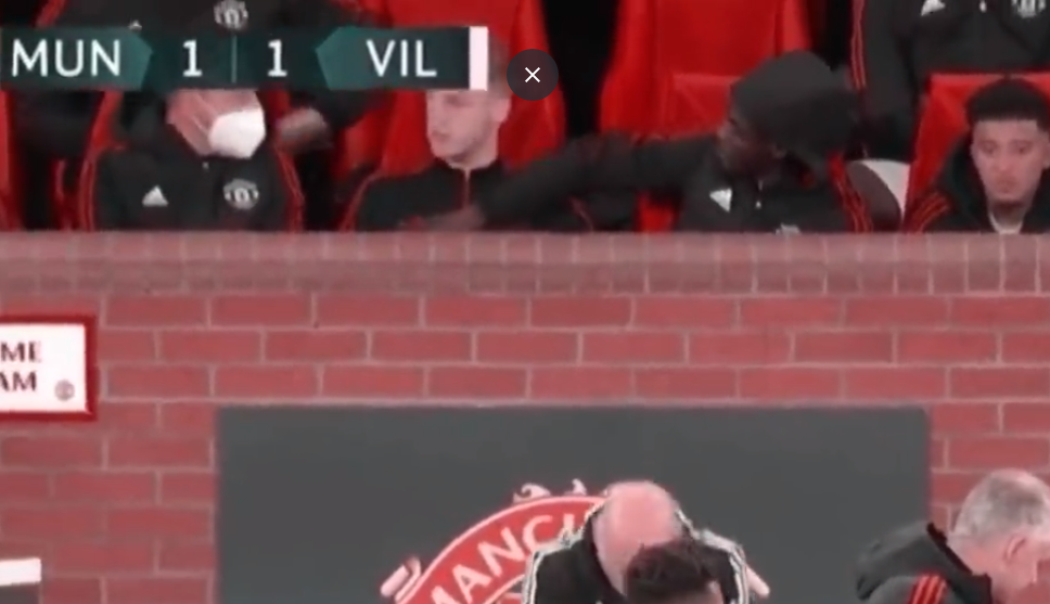 Momen saat Donny van de Beek ditenangkan rekan-rekannya di bangku cadangan Manchester United saat laga lawan Villarreal di Liga Champions.