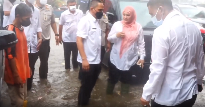 Bupati Pandeglang Irna Narulita, menijau banjir di depan Pasar Pandeglang, Banten. Banjir genangan disebabkan drainase di kawasan tersebut yang tak berfungsi, Rabu (29/09/2021).