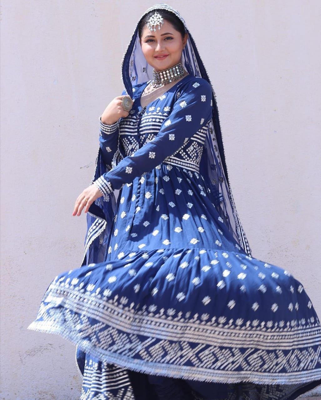 Rashami Desai dengan saree biru yang anggun.