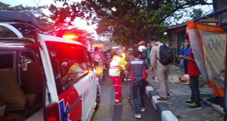 Penanganan korban pemotor yang terlindas truk di Jalan Soekarno Hatta, Kota Bandung, Kamis 30 September 2021