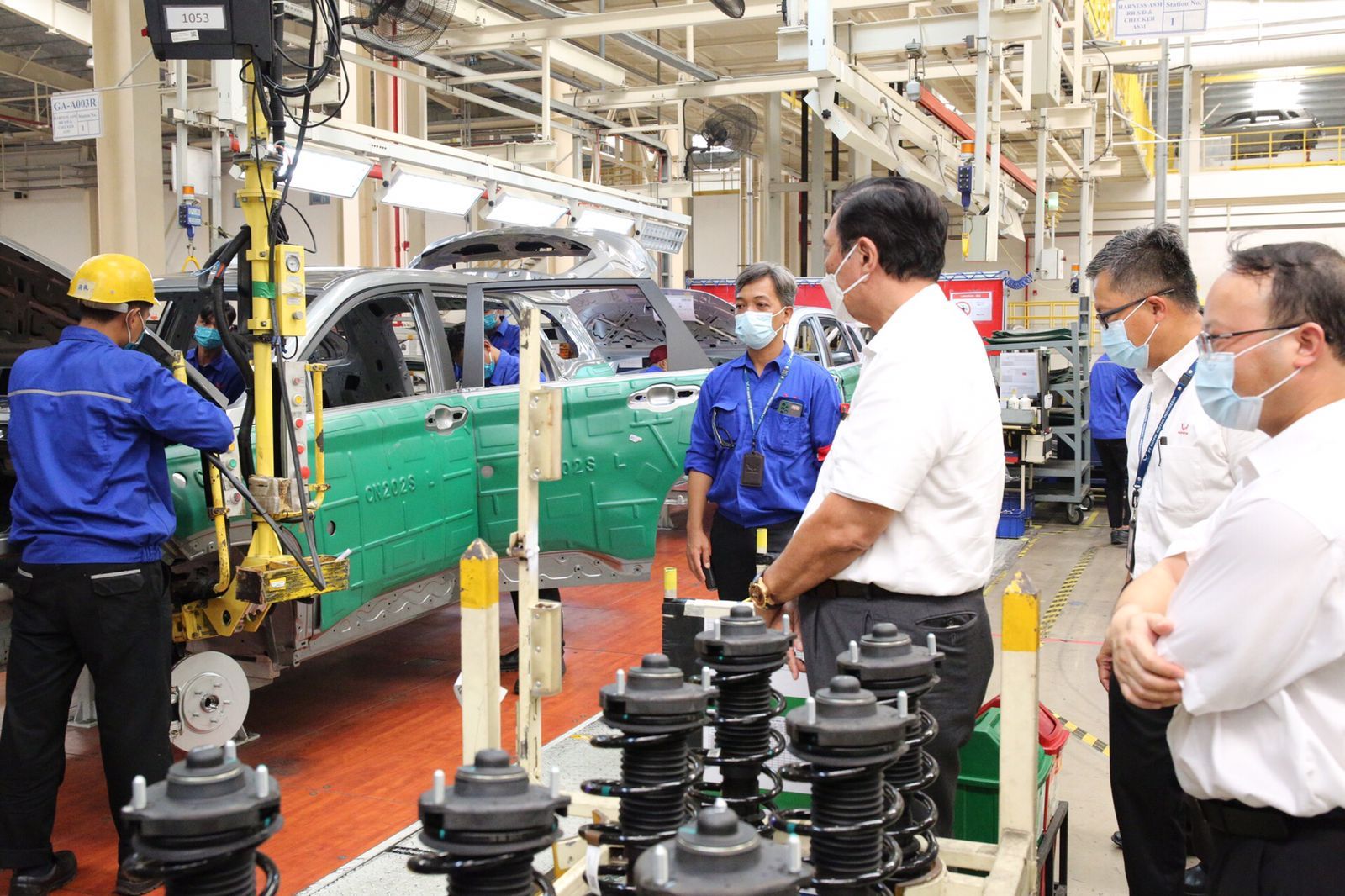 Menko Marves Luhut Binsar saat mengunjungi pabrik mobil Wuling