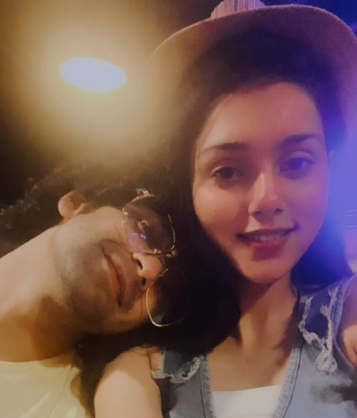 Sumedh Mudgalkar dan Mallika Singh terlihat romantis ketika selfie bersama.