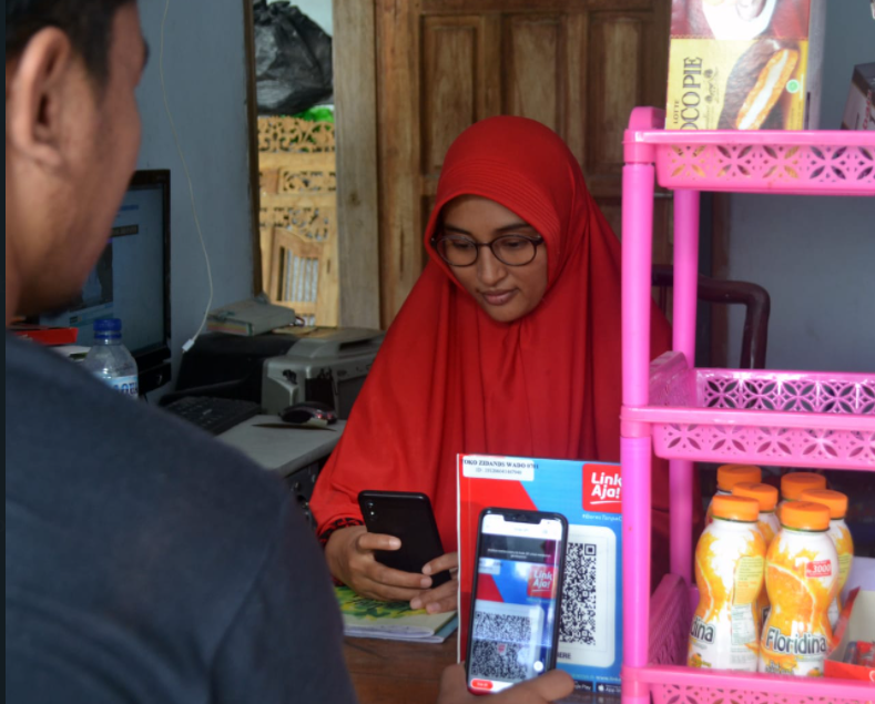 Ilustrasi: Pedagang yang menyediakan QRIS BRI. BRI Hadirkan 1 Juta Merchant QRIS di Indonesia, Memudahkan Nasabah dengan New Digital Experience.*