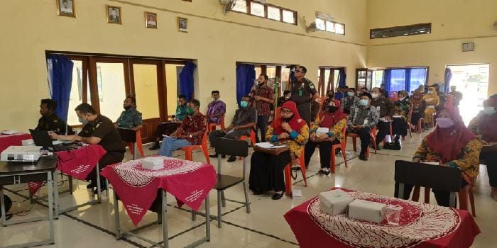 Cegah Tindak Korupsi, Kejari Cilacap berikan penyuluhan hukum sejumlah Desa di Kecamatan Kawunganten, 30 September 2021.
