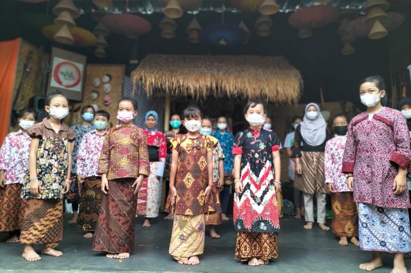 Peragaan pakaian batik dalam rangka Hari Batik Nasional 2021 oleh anak-anak Sanggar Seni Bongkeng Arts Space.