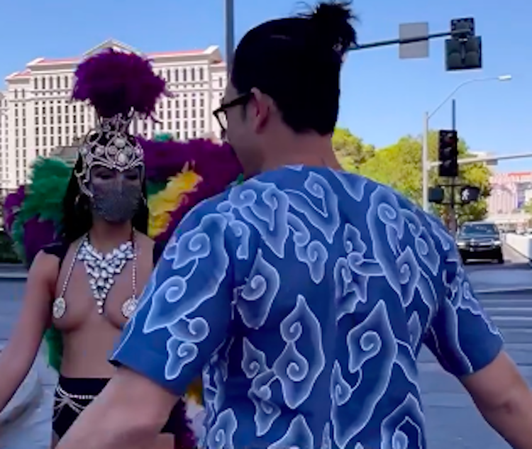Denny Sumargo Sombong Pakai Batik di Las Vegas: Ternyata Kita Punya Batik Bagus