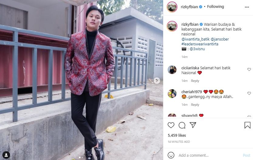 Netizen menyebut jika Rizky Febrian tampan usai sang penyanyi mengunggah foto dengan menggunakan batik.*