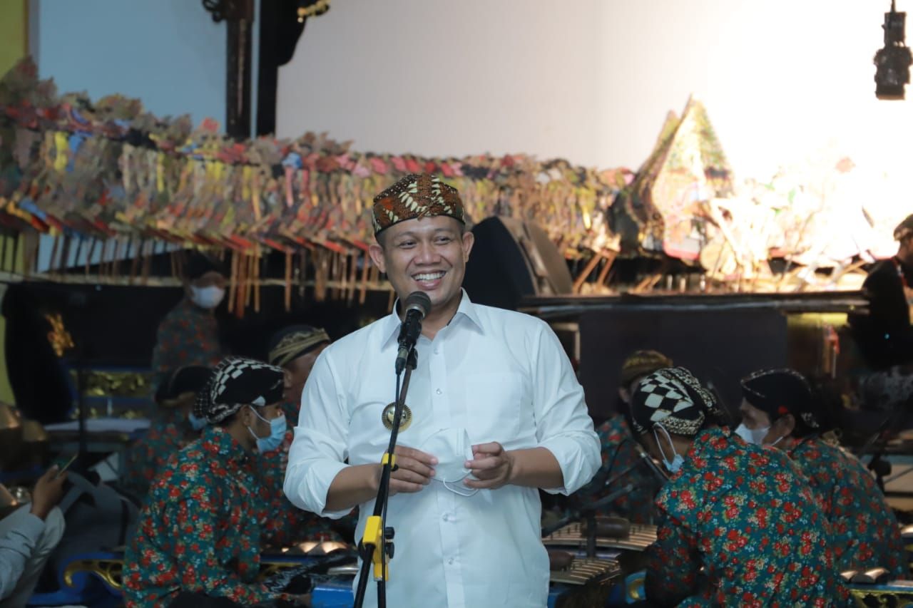 Bupati Arif Sugiyanto saat menghadiri pagelaran Wayang Kulit di Sanggar Mangkuyudha Kompleks Pasar Desa Sawangan.