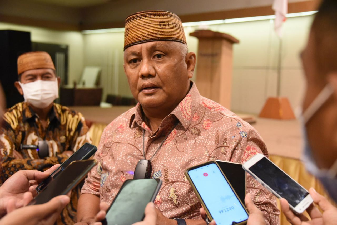Gubernur Gorontalo Rusli Habibie saat diwawancarai wartawan, Jumat (1/10/2021). Gubernur Rusli mengaku prihatin dan tersinggung dengan sikap Mensos Risma yang marah-marah di kampung halamannya.