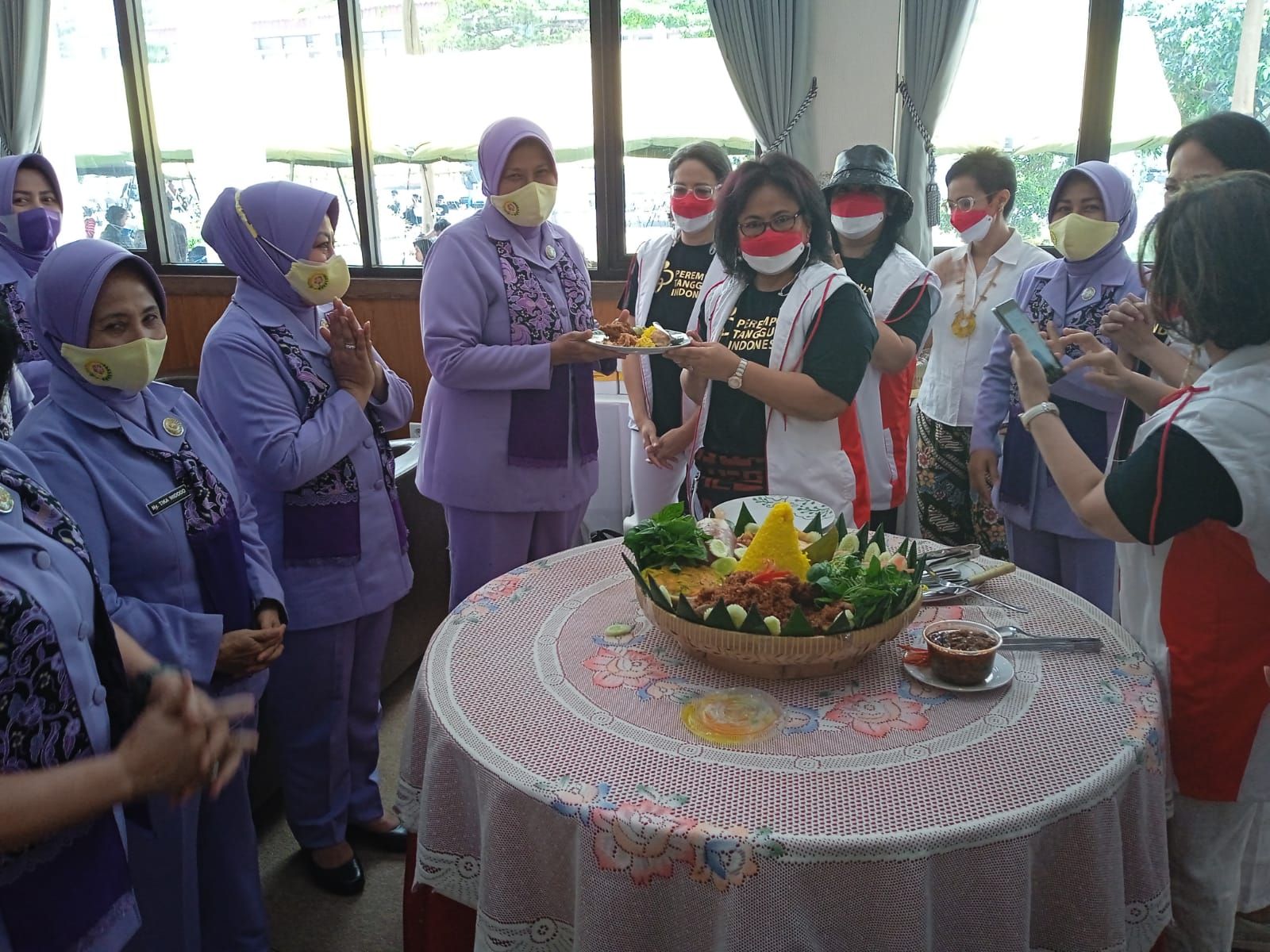 Penyerahan tumpeng dalam rangka ulang tahun Perempuan Tangguh Indonesia yang ke 1 dari Ketua Dewan Pembina PTI ibu Taty Gobel kepada Ibu Komandan SESKO TNI ibu dr Suhesti Handayani