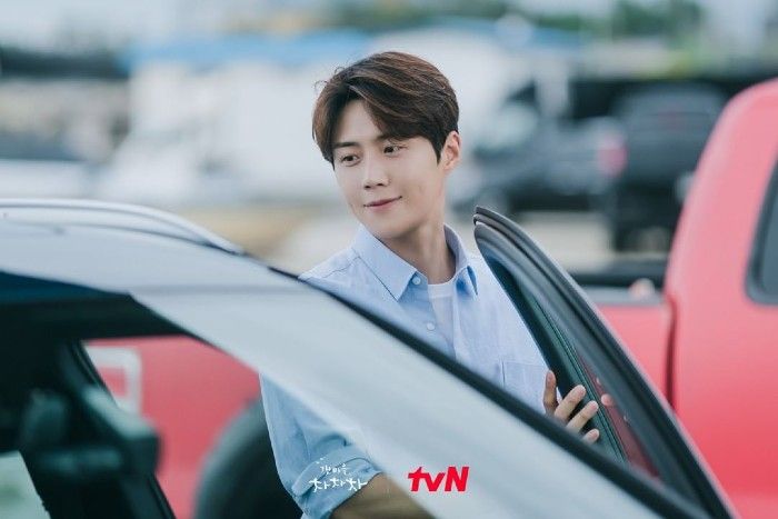 Kim Seon Ho masuk mobil untuk pergi berkencan // Instagram @tvn_drama