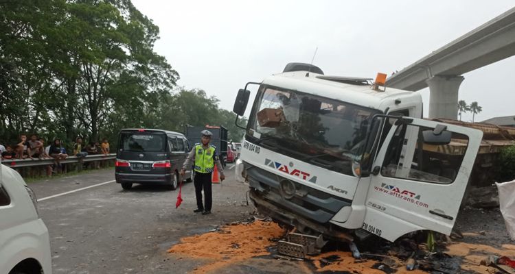 Truk kontainer terlibat kecelakaan di Tol Purbaleunyi arah Kopo, Bandung, Minggu 3 Oktober 2021 siang