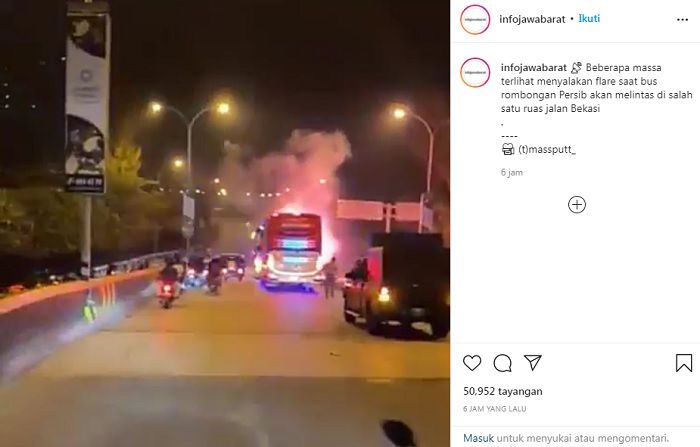 Massa menyalakan flare saat rombongan bus Persib melintas