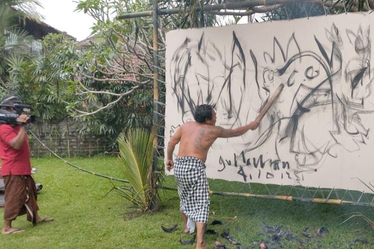 Olah rupa Made Gunawan melukis dengan arang dalam acara 'Open Border' Art Camp 2021.