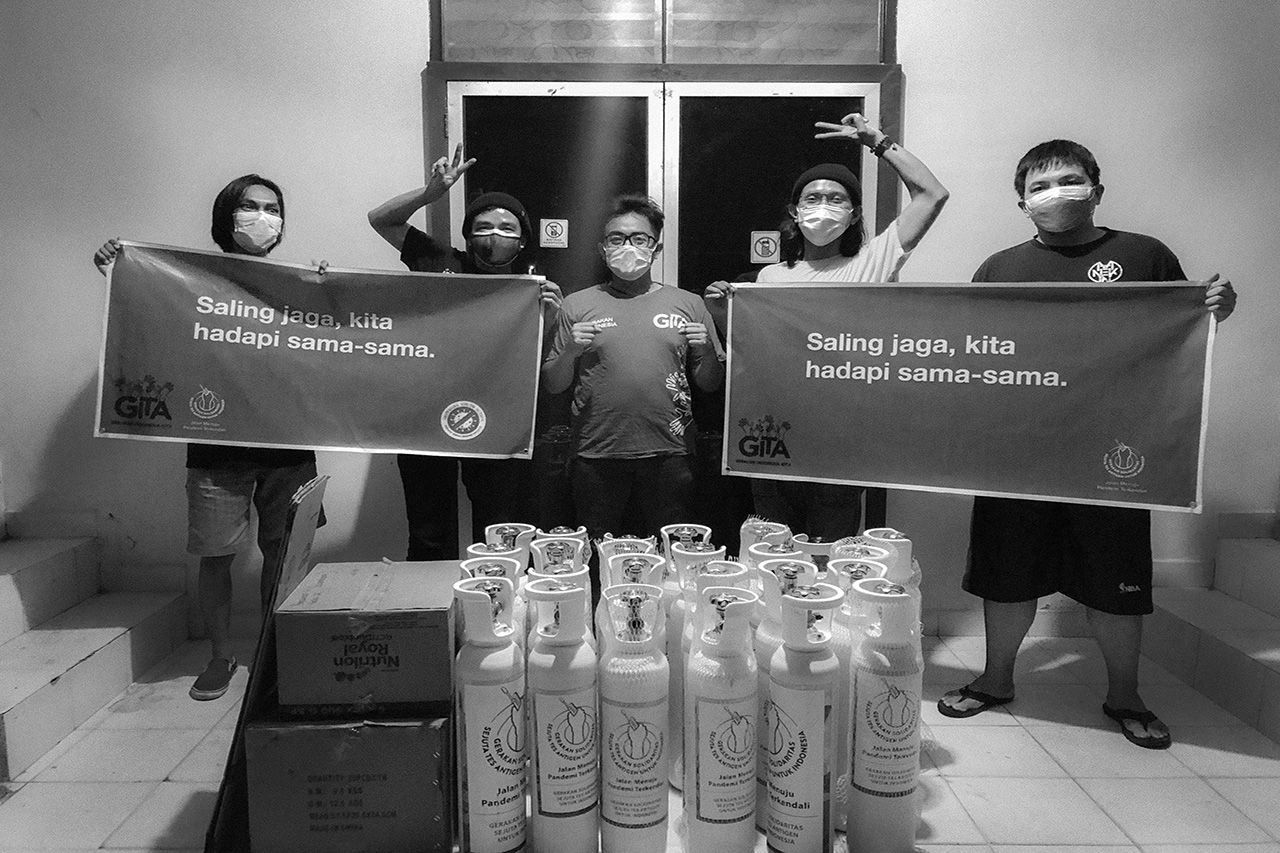 Dua relawan Oksigen untuk Warga dari Jakarta tiba di Posko Sriwijaya Youth Action, Palembang, mengantarkan bantuan 25 tabung 1 m3.