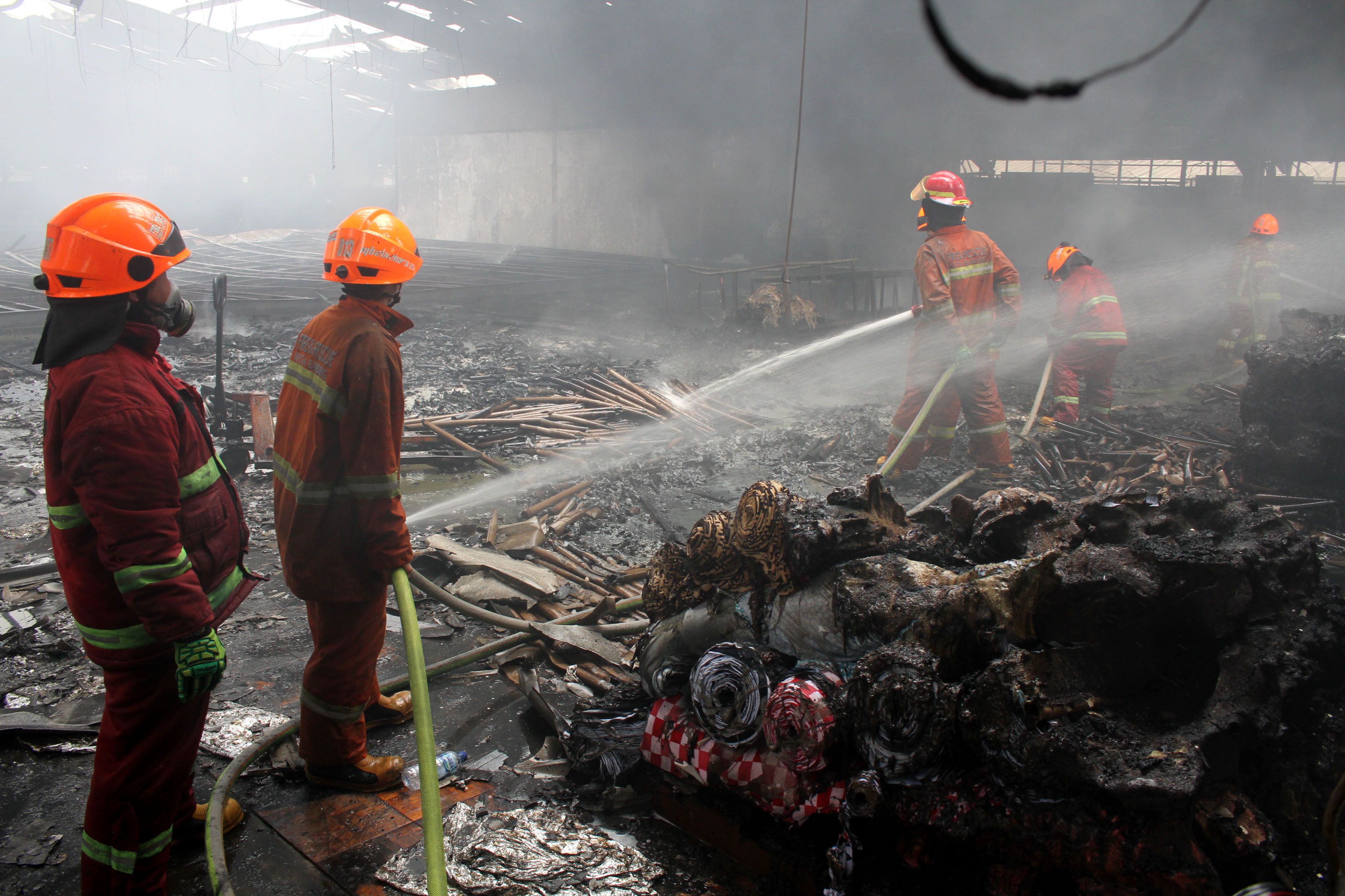 Sebuah bangunan disalahsatu pabrik tekstil terbakar di Jln. Jend. Sudirman, Kel. Cijerah, Kec. Bandung Kulon, Kota Bandung, Senin, 4 Oktober 2021./Darma Legi/Galamedia