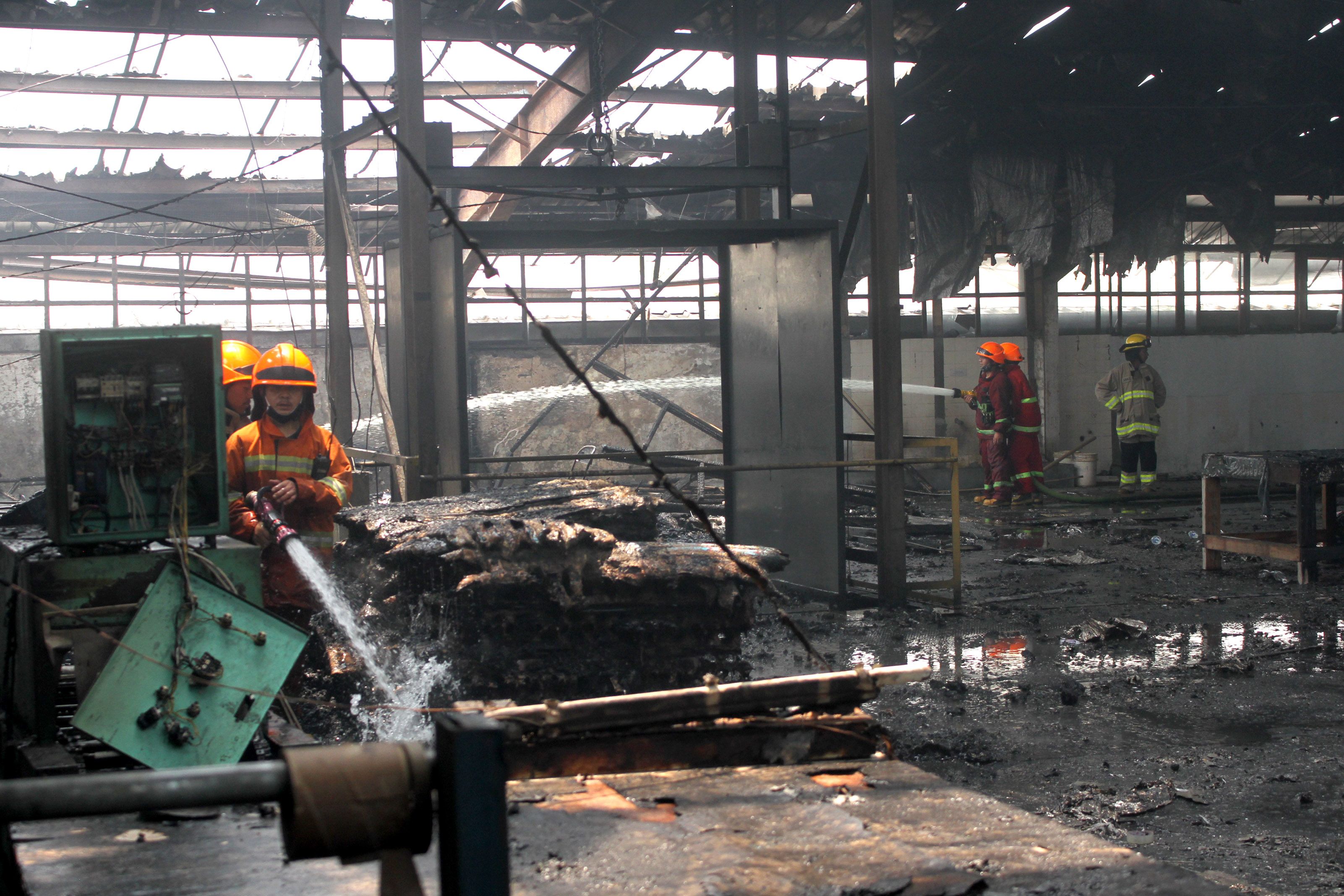 Sebuah bangunan disalahsatu pabrik tekstil terbakar di Jln. Jend. Sudirman, Kel. Cijerah, Kec. Bandung Kulon, Kota Bandung, Senin, 4 Oktober 2021./Darma Legi/Galamedia