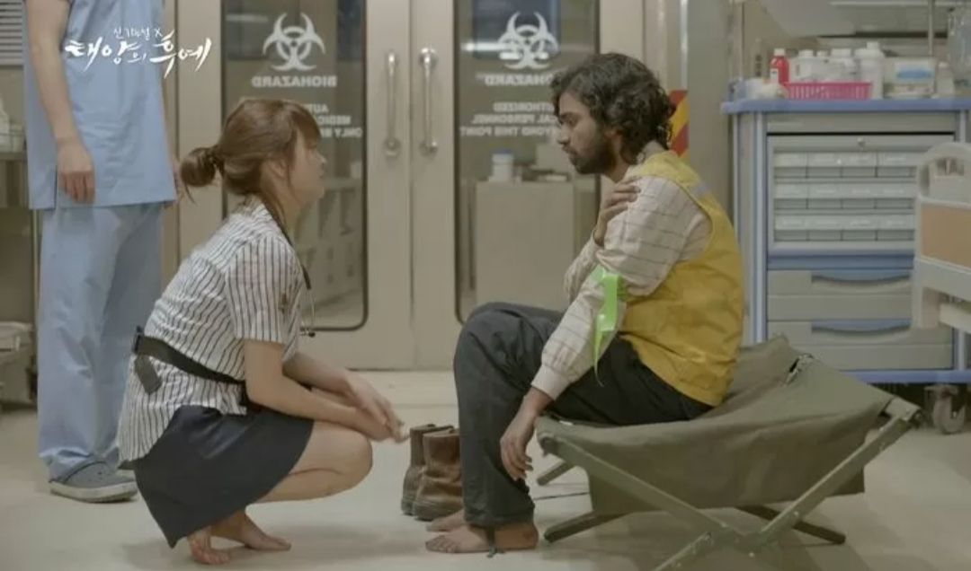 Anupam Tripathi bersama Song Hye Kyo dalam drama'Descendants of the Sun'