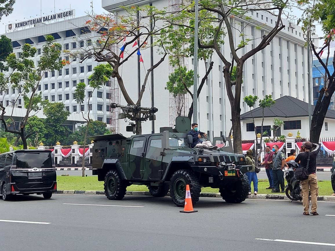 Alutsista milik TNI dipamerkan untuk warga di sekitar Istana Negara Jakarta