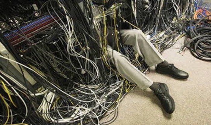 Meme seorang pegawai memperbaiki jaringan kabel server WhatsApp, Facebook, dan Instagram.