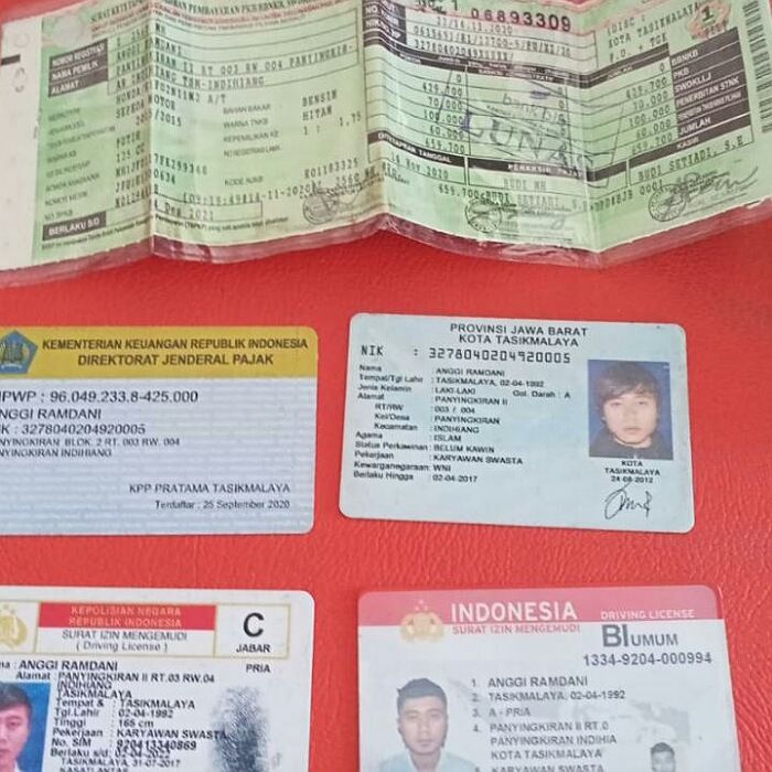 Sejumlah identitas milik korban, di antaranya KTP, NPWP,SIM C dan SIM B1 semua atas nama Anggi Ramdani warga Panyingkiran Indihiang Kota Tasikmalaya 