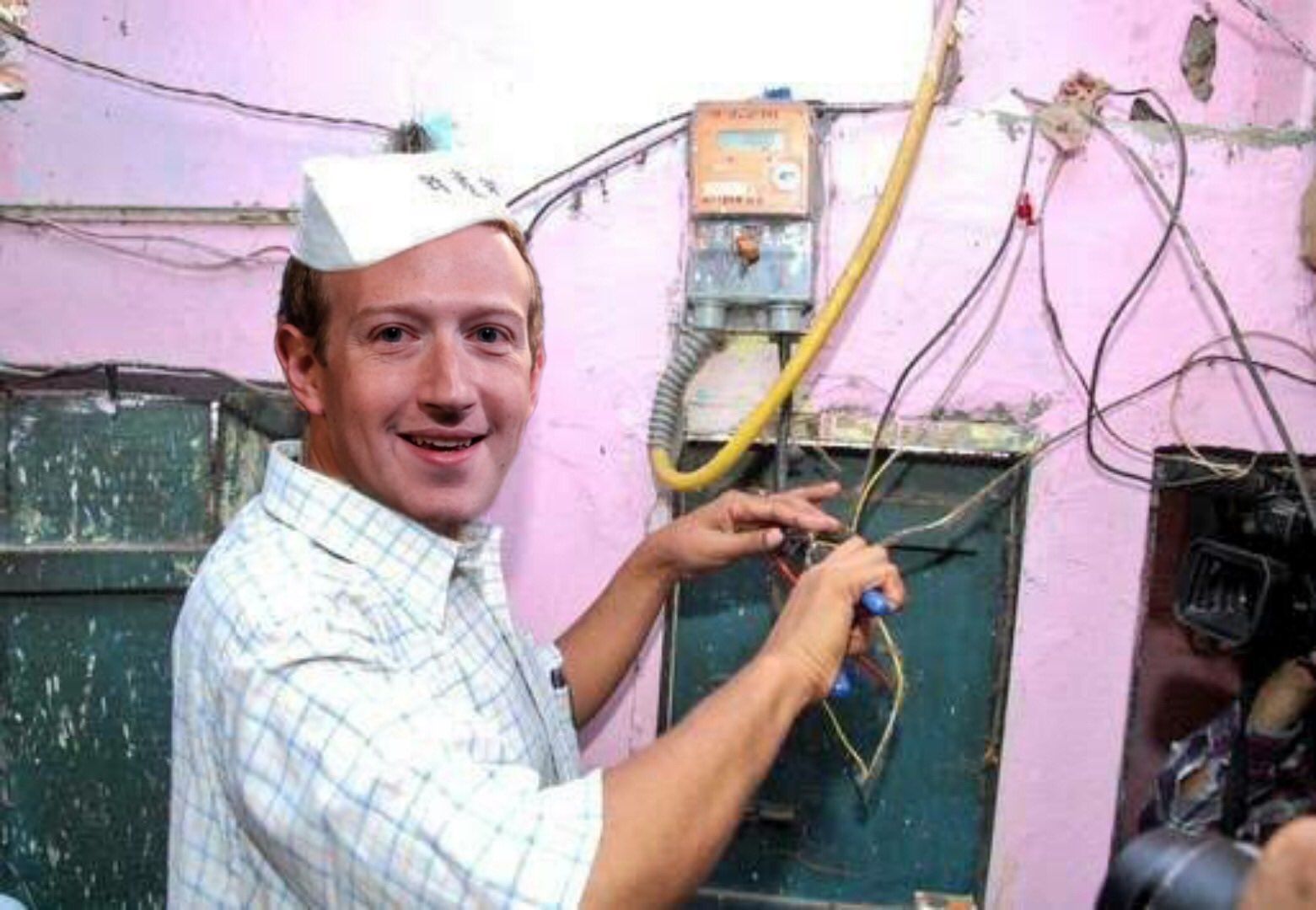 Meme Mark Zuckerberg seolah tengah melakukan perbaikan