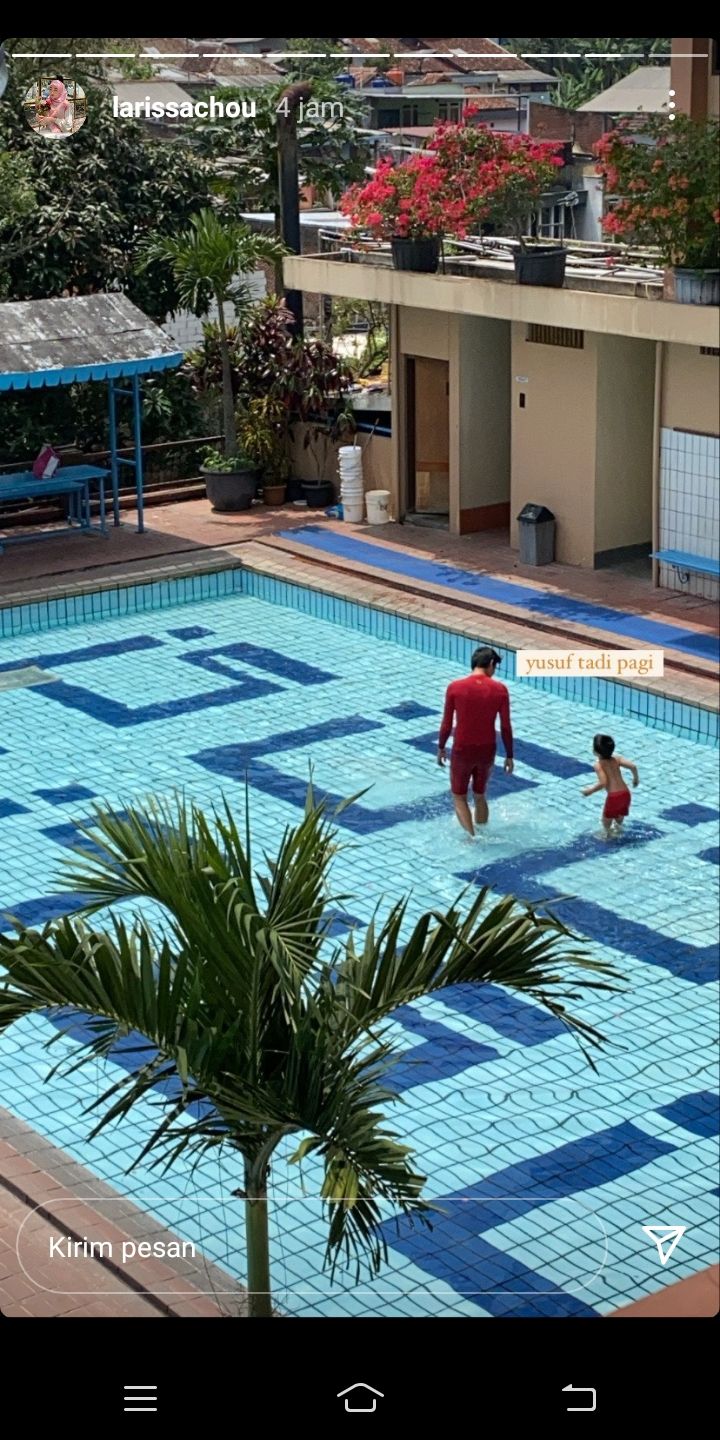 Larissa Chou memposting anaknya tengah belajar berenang yang di kira calon suaminya