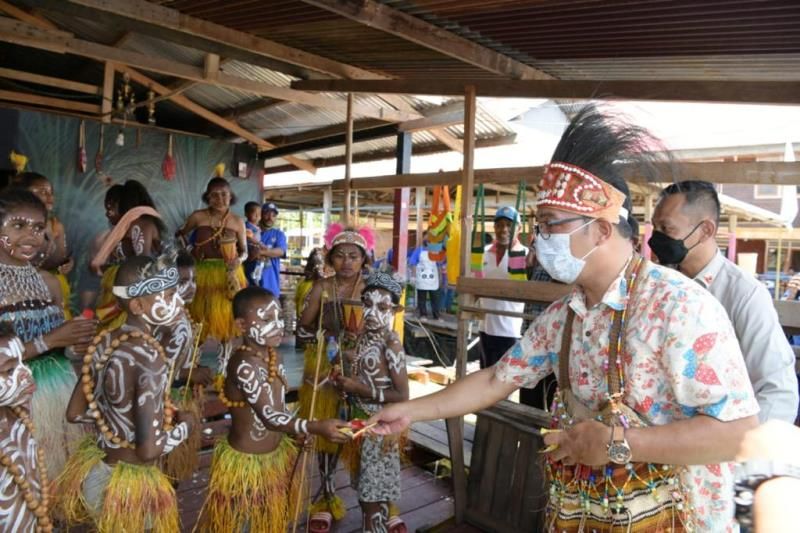 Gubernur Jawa Barat Ridwan Kamil mengunjungi Desa Wisata Kampung Yoboi, di Kabupaten Jayapura Sabtu (2/10/2021).