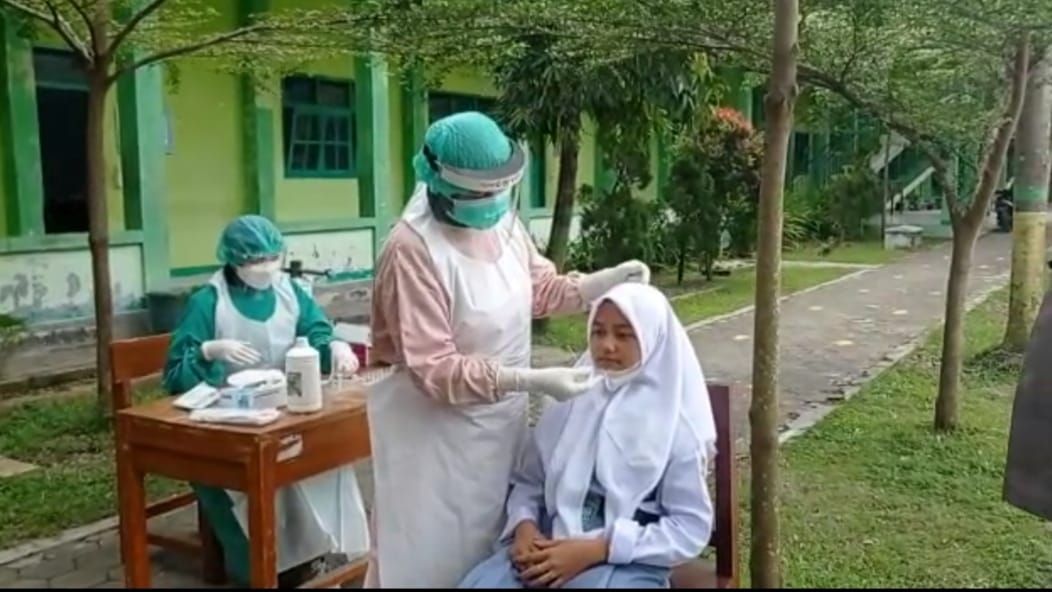 SMK Maarif NU 1 Wangon gelar rapid test antigen kepada siswa sebelum pembelajaran tatap muka PTM. / Riyanti Susiloningtyas 