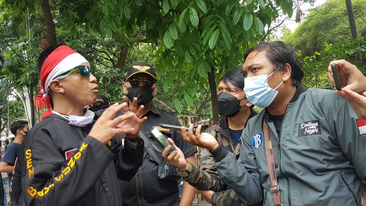 aktivis Jawa Barat Agus Satria saat diwawancari wartawan